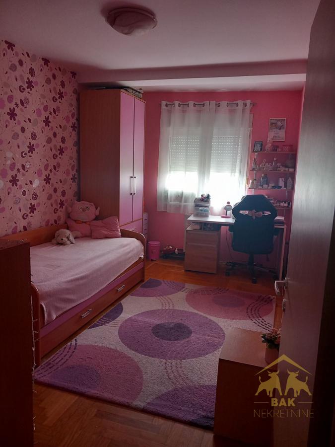 Komforan četvorosoban stan na Novoj Detelinari