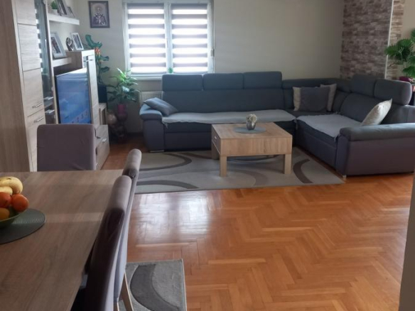 Komforan četvorosoban stan na Novoj Detelinari