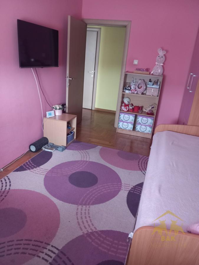 Komforan četvorosoban stan na Novoj Detelinari