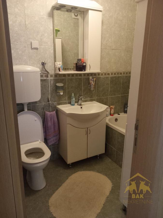 Komforan četvorosoban stan na Novoj Detelinari