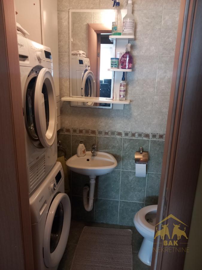 Komforan četvorosoban stan na Novoj Detelinari