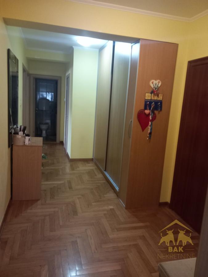 Komforan četvorosoban stan na Novoj Detelinari