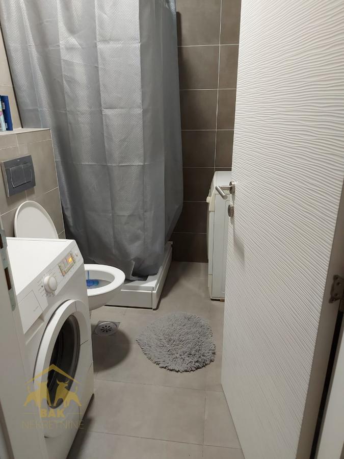 Komforan dvosoban stan na Petrovaradnu