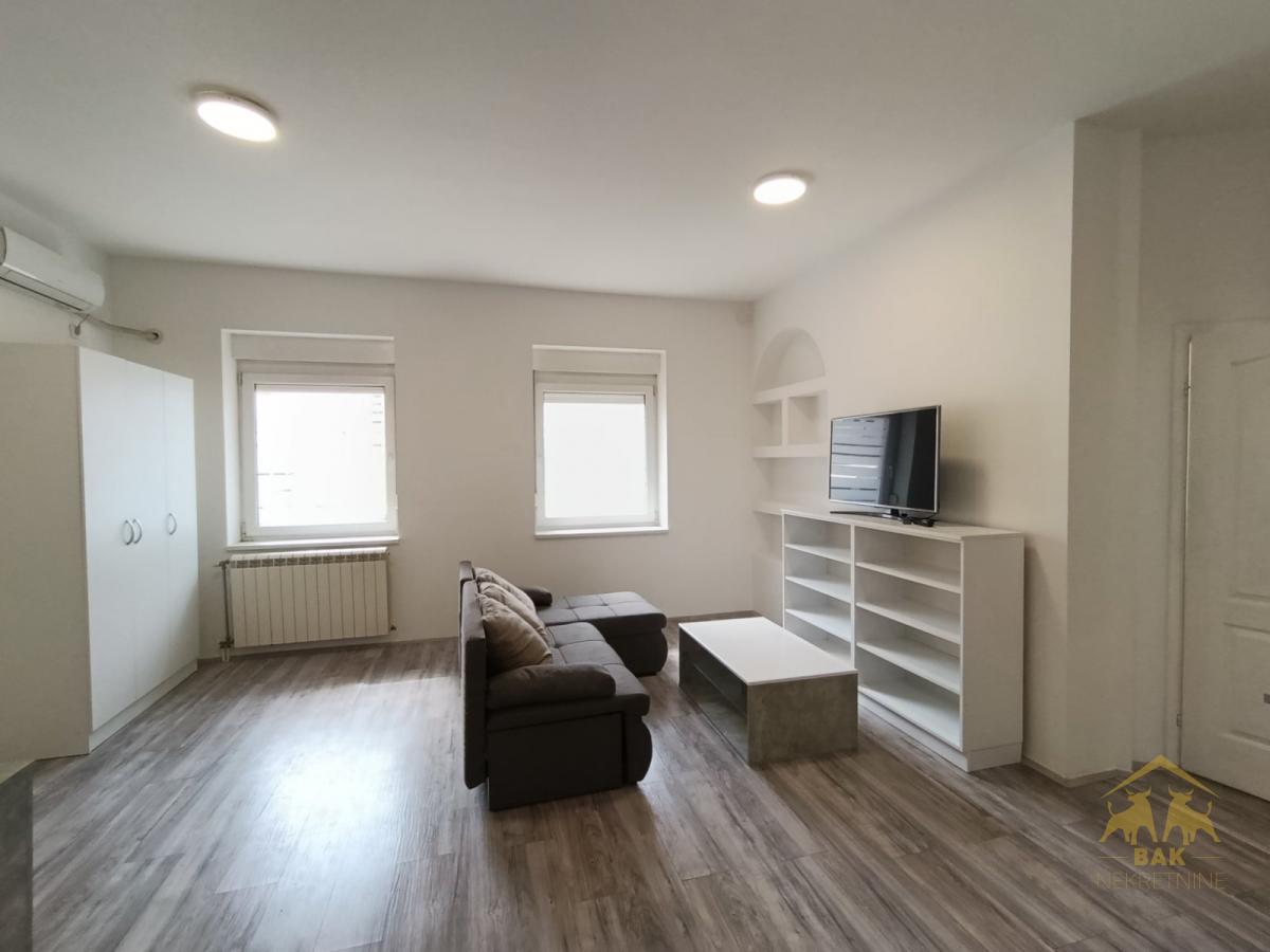 Komforan trosoban stan na Sajmištu
