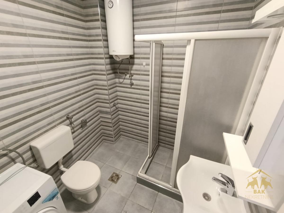 Komforan trosoban stan na Sajmištu