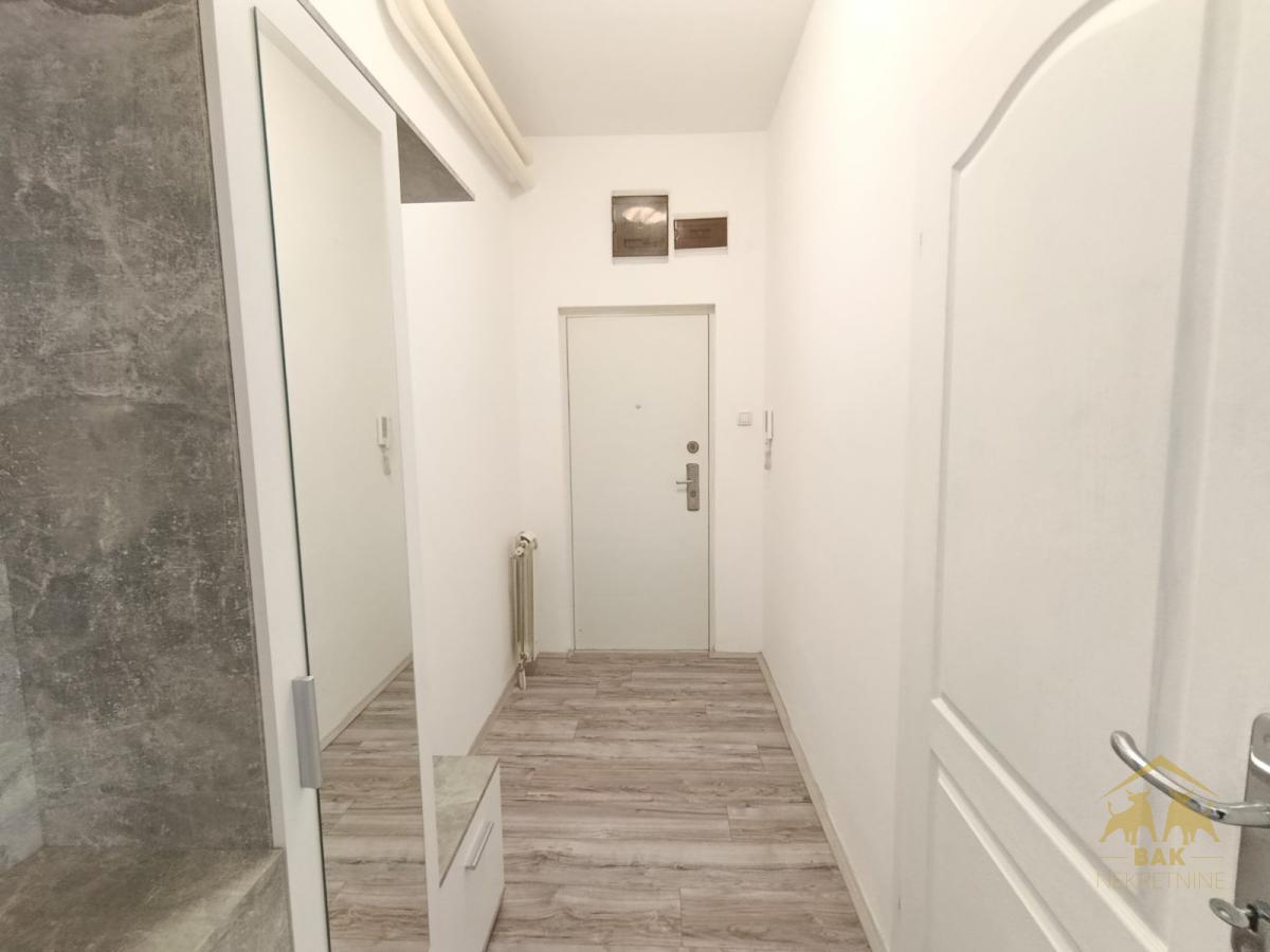 Komforan trosoban stan na Sajmištu