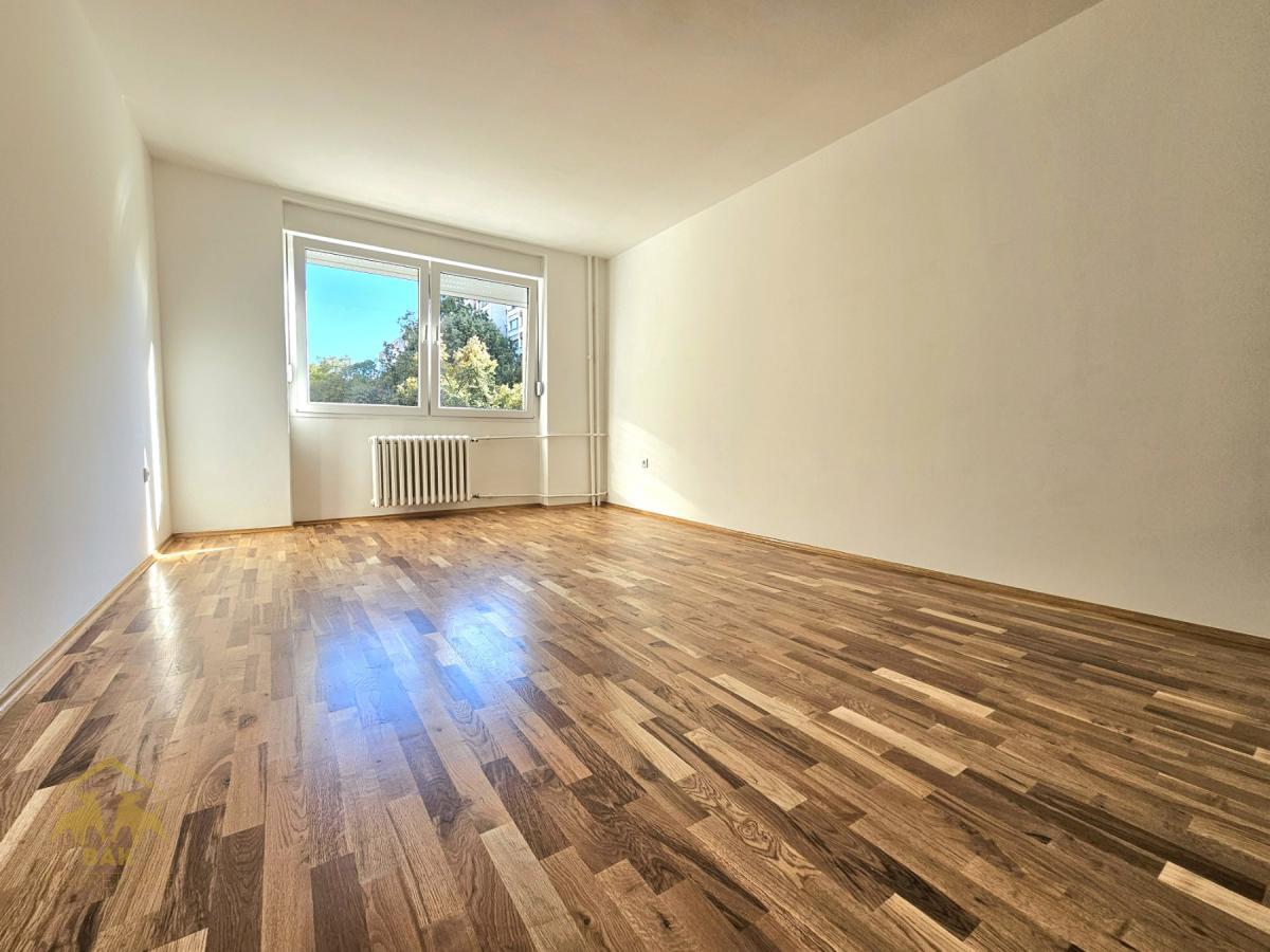 Kompletno renoviran četvorosoban stan u blizini Bulevara Oslobođenja