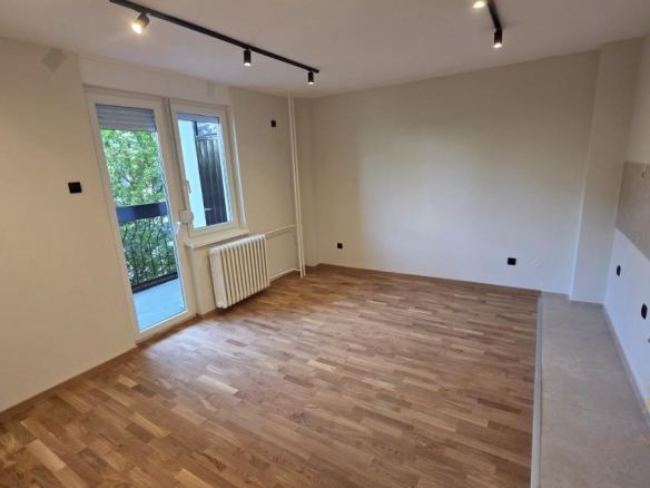 Kompletno renoviran moderan jednoiposoban stan na Novom Naselju