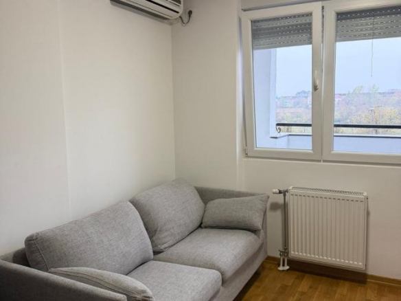 Lep dvoiposoban stan u blizini Bulevara Evrope