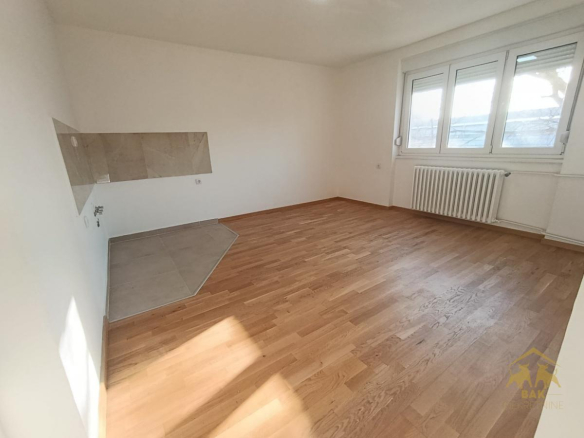 Lep i svetao dvoiposoban stan na Sajmištu