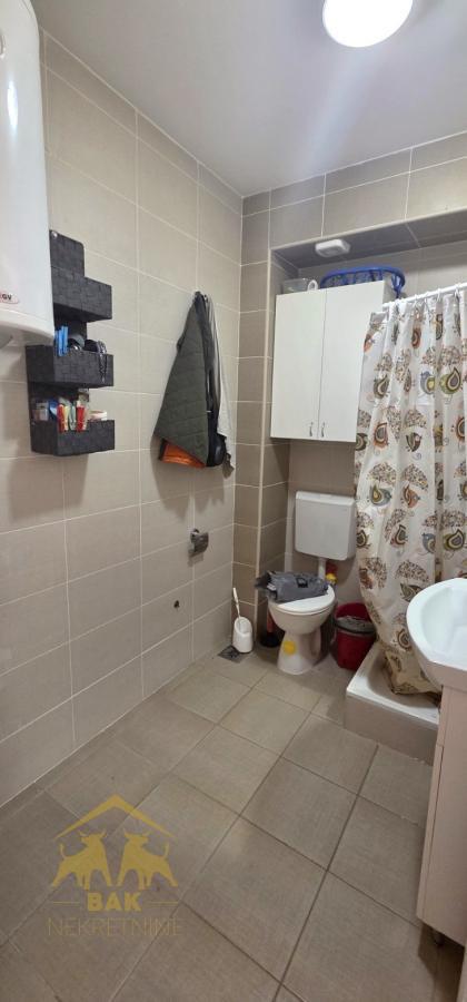 Lep jednoiposoban polunamešten stan na Adicama