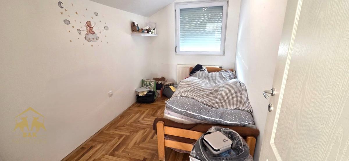 Lep jednoiposoban polunamešten stan na Adicama