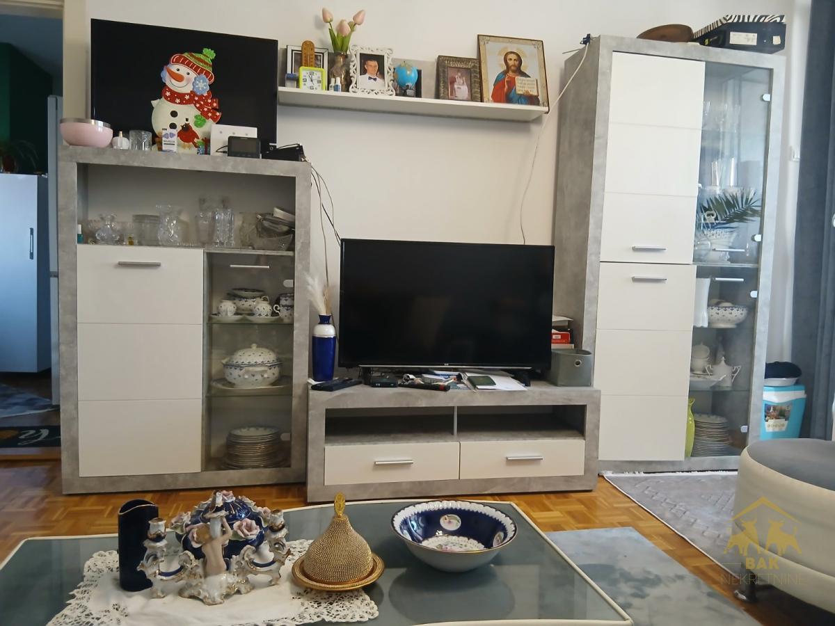 Lep trosoban stan na Avijaciji