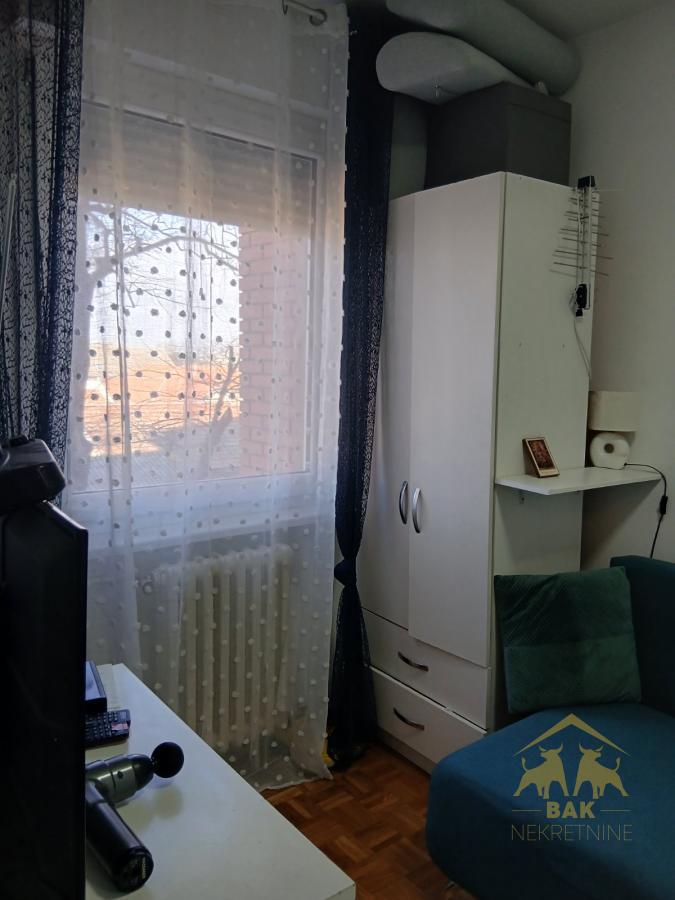 Lep trosoban stan na Avijaciji
