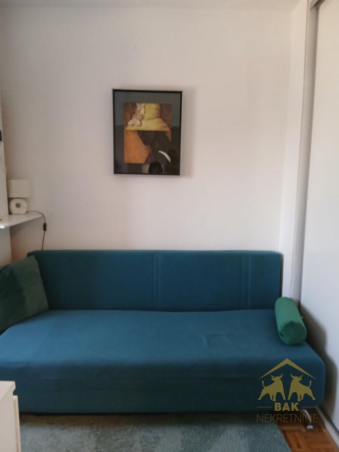 Lep trosoban stan na Avijaciji