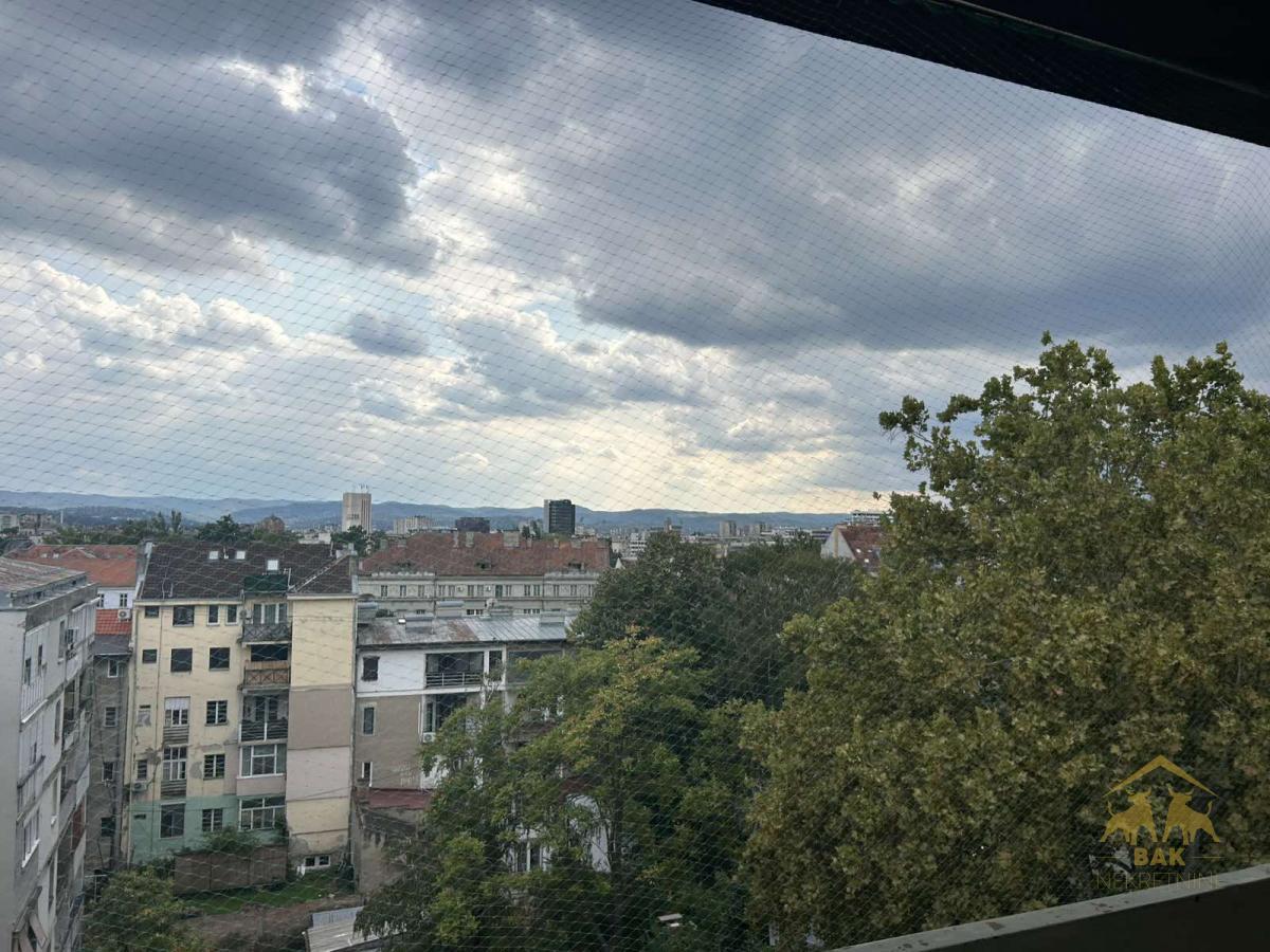 Lep-trosoban-stan-na-Podbari-10 Lep komforan trosoban stan u mirnoj ulici punoj zelenila u blizini Riblje Pijace u centru grada