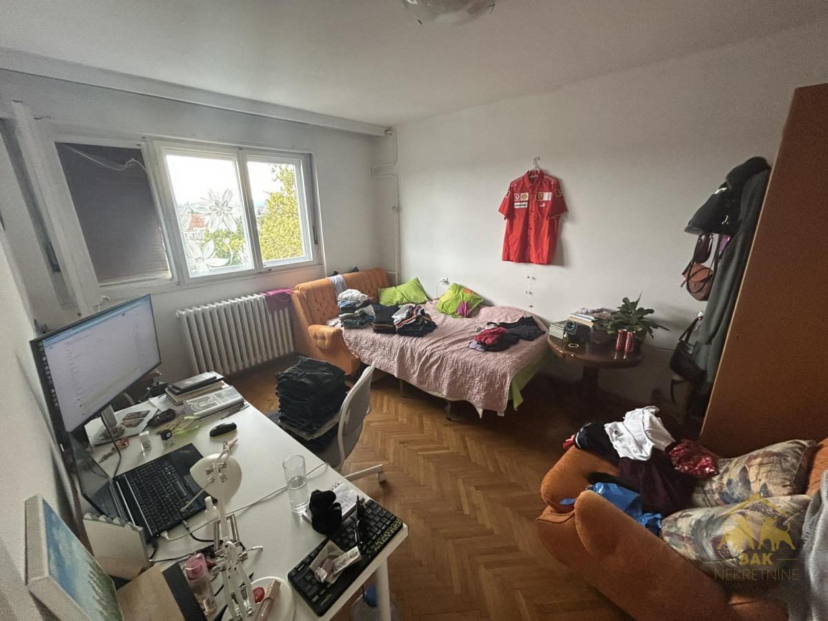 Lep-trosoban-stan-na-Podbari-2 Lep komforan trosoban stan u mirnoj ulici punoj zelenila u blizini Riblje Pijace u centru grada