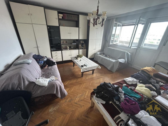 Lep komforan trosoban stan u mirnoj ulici punoj zelenila u blizini Riblje Pijace u centru grada