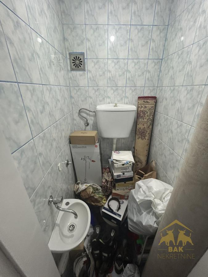 Lep-trosoban-stan-na-Podbari-7 Lep komforan trosoban stan u mirnoj ulici punoj zelenila u blizini Riblje Pijace u centru grada