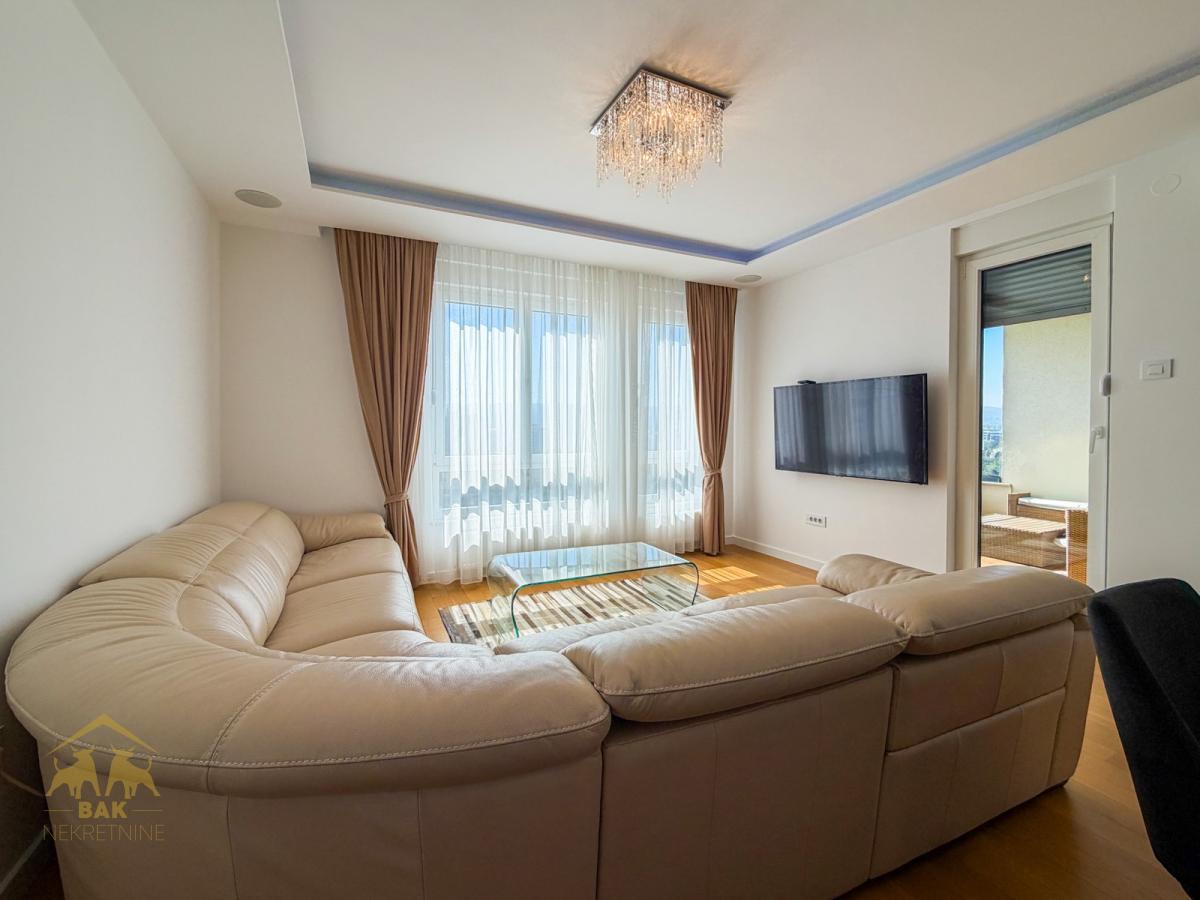 Luksuzan stan sa privatnim SPA i pogledom na Frušku goru – AVENIJA GARDEN