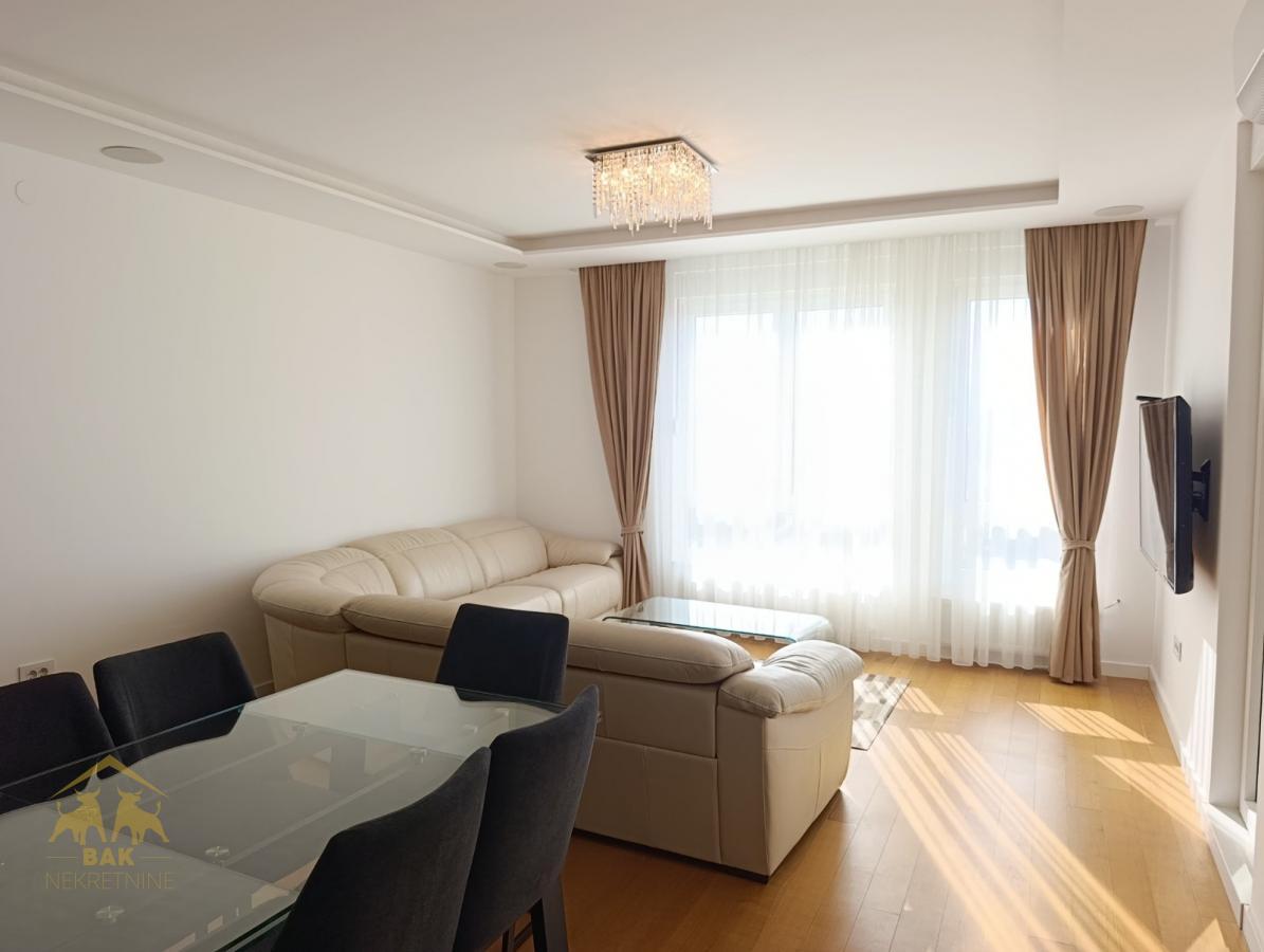 Luksuzan stan sa privatnim SPA i pogledom na Frušku goru – AVENIJA GARDEN