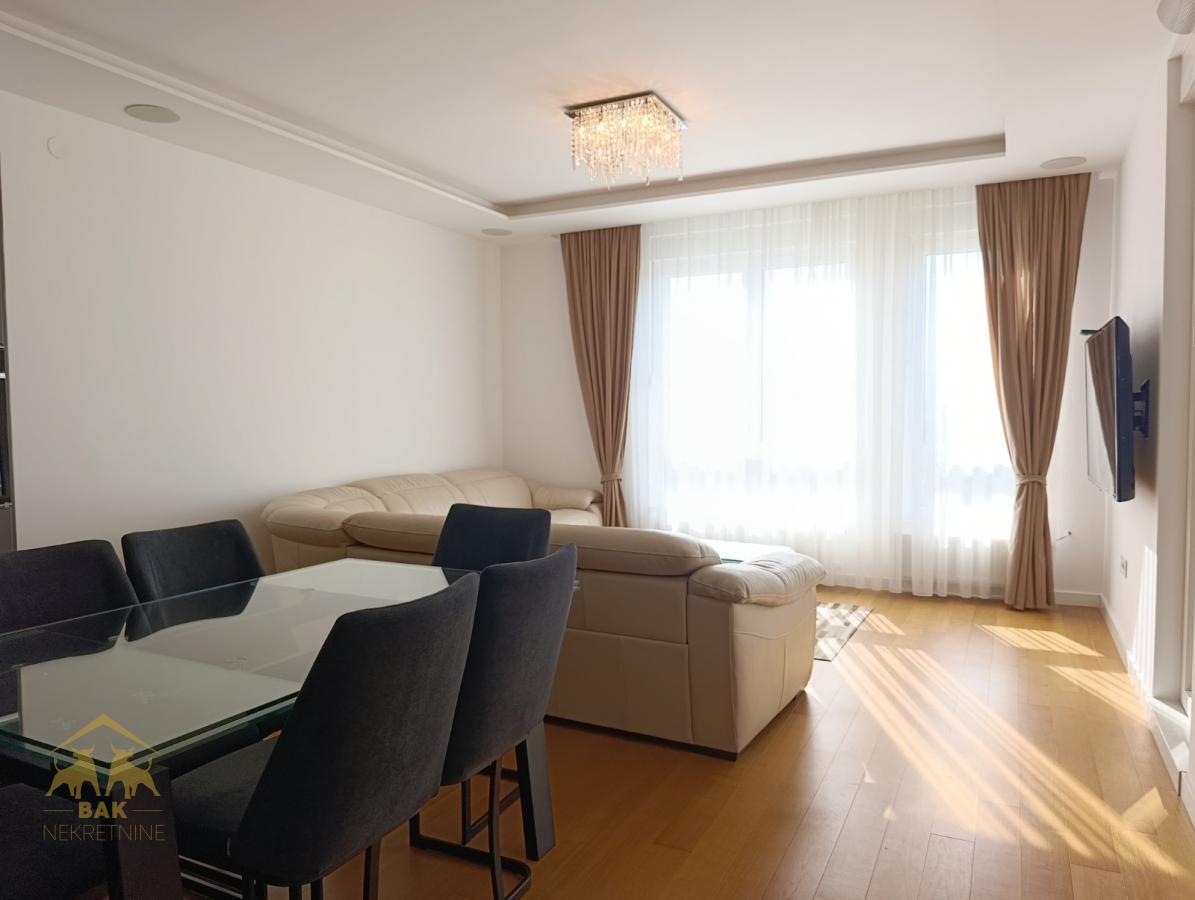 Luksuzan stan sa privatnim SPA i pogledom na Frušku goru – AVENIJA GARDEN