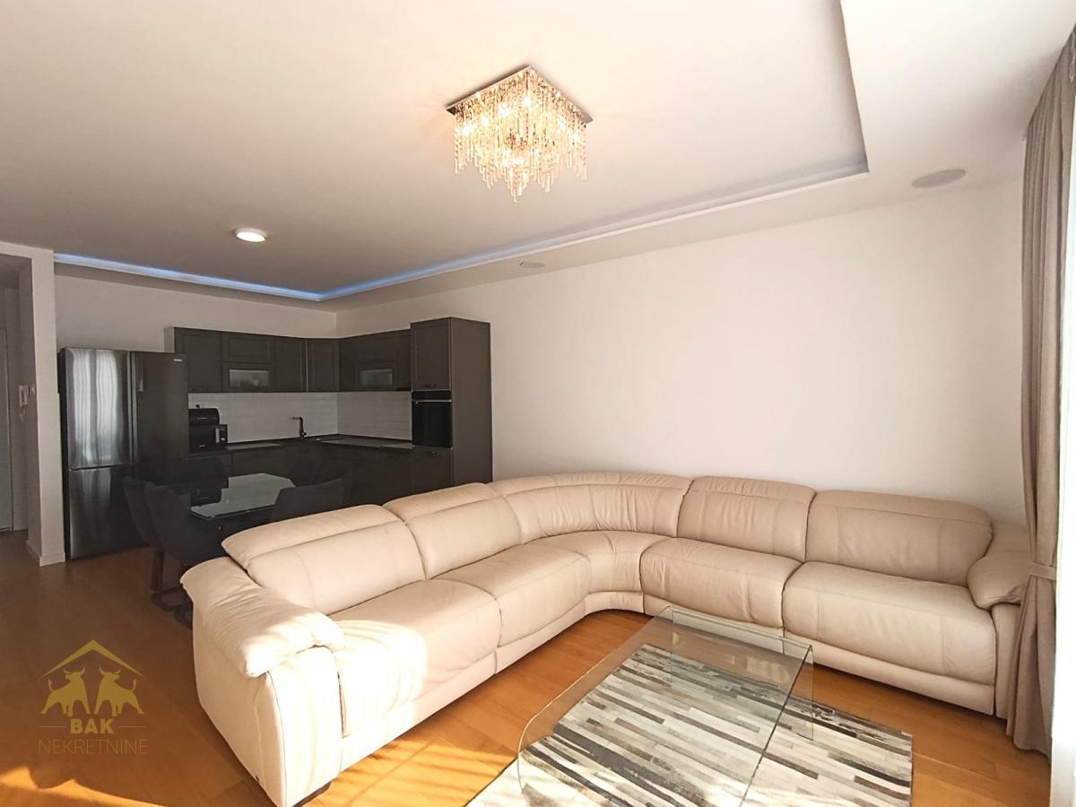 Luksuzan stan sa privatnim SPA i pogledom na Frušku goru – AVENIJA GARDEN