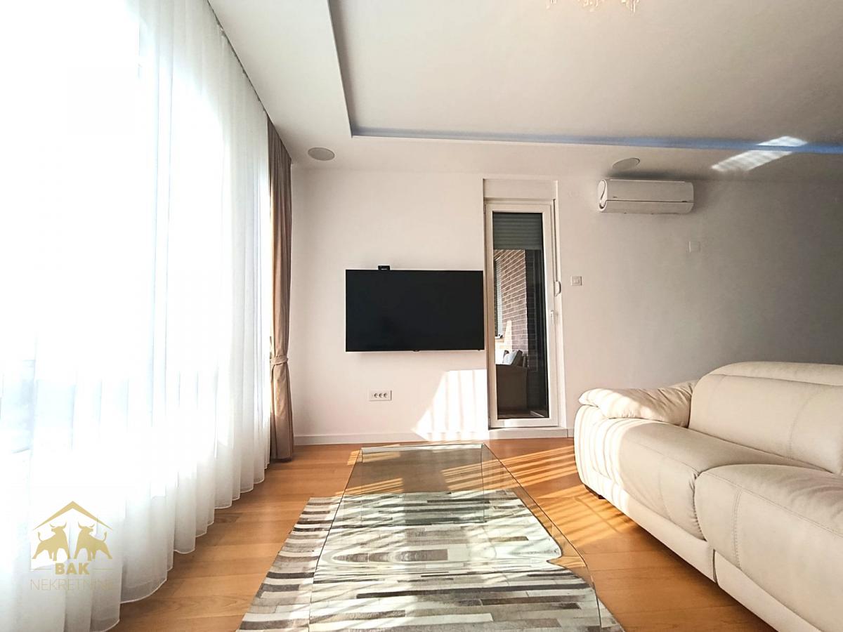 Luksuzan stan sa privatnim SPA i pogledom na Frušku goru – AVENIJA GARDEN