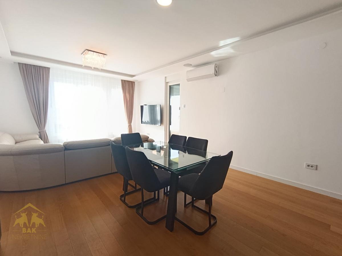 Luksuzan stan sa privatnim SPA i pogledom na Frušku goru – AVENIJA GARDEN