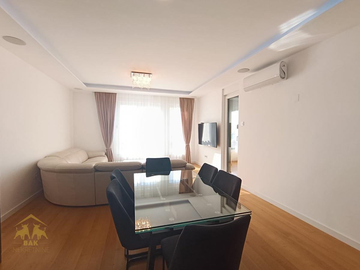 Luksuzan stan sa privatnim SPA i pogledom na Frušku goru – AVENIJA GARDEN