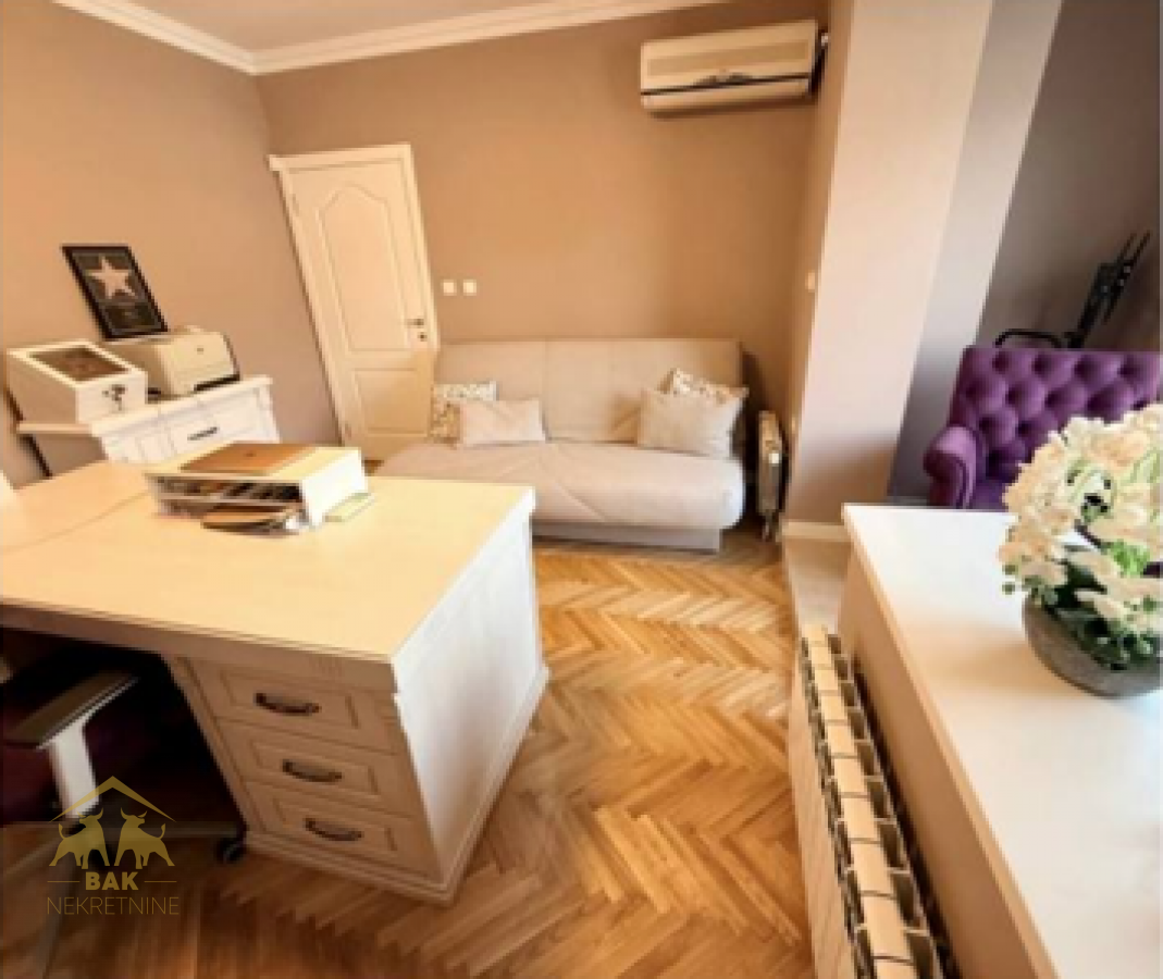 Luksuzna vila sa bazenom u prestižnom naselju Lipov gaj
