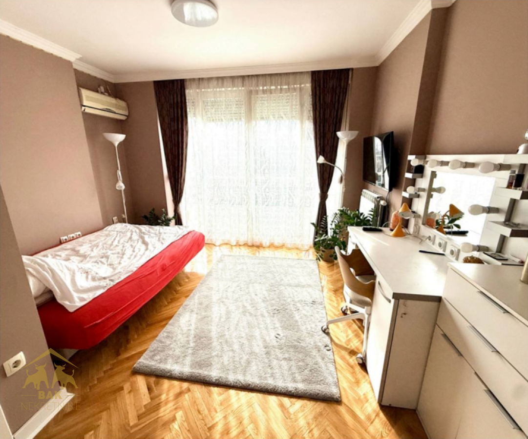 Luksuzna vila sa bazenom u prestižnom naselju Lipov gaj