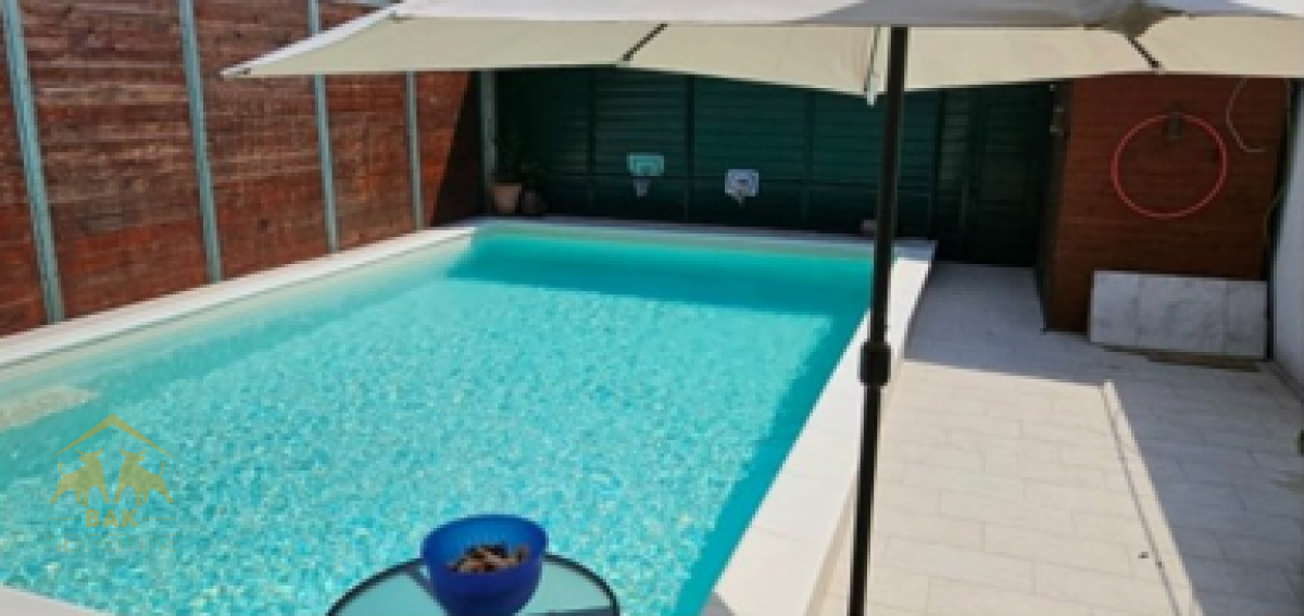 Luksuzna vila sa bazenom u prestižnom naselju Lipov gaj