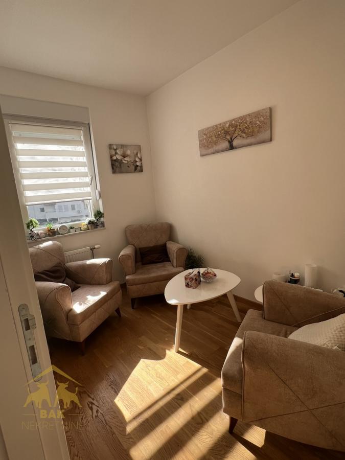 Moderan jednoiposoban stan u kompleksu Kej Garden na Podbari