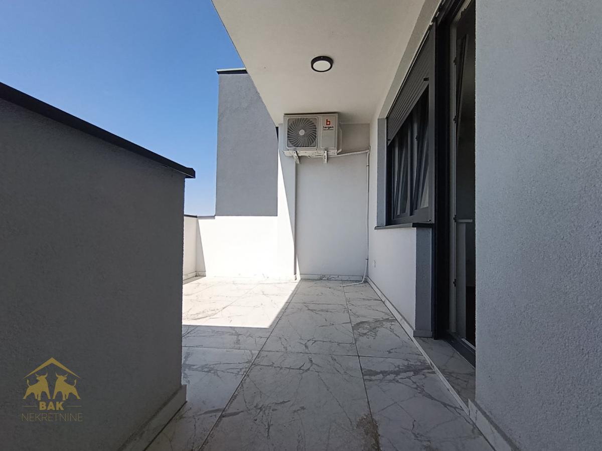 Moderan petosoban stan u Futogu sa dva parking mesta