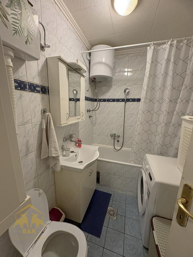 Moderna jednoiposoban stan na Novoj Detelinari!