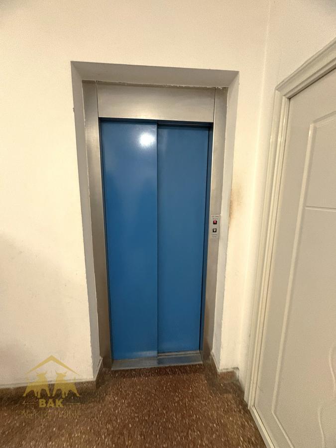 Moderna jednoiposoban stan na Novoj Detelinari!
