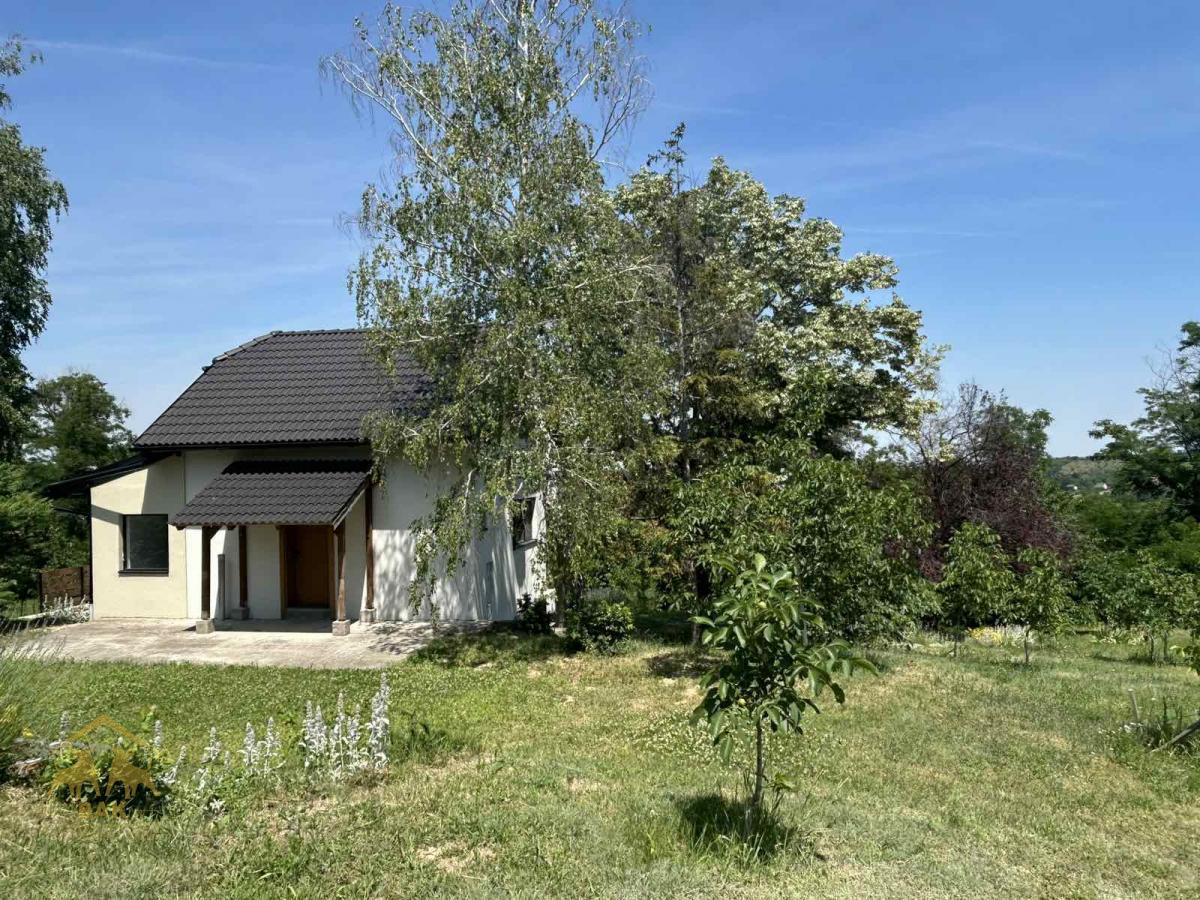 Oaza-Stila-i-Tisine-u-Srcu-Vinograda-–-Nova-Vikendica-u-Sremskim-Karlovcima-Sa-4100m²-Prirodnog-Raja-2 Oaza Stila i Tišine u Srcu Vinograda – Nova Vikendica u Sremskim Karlovcima, Sa 4100m² Prirodnog Raja