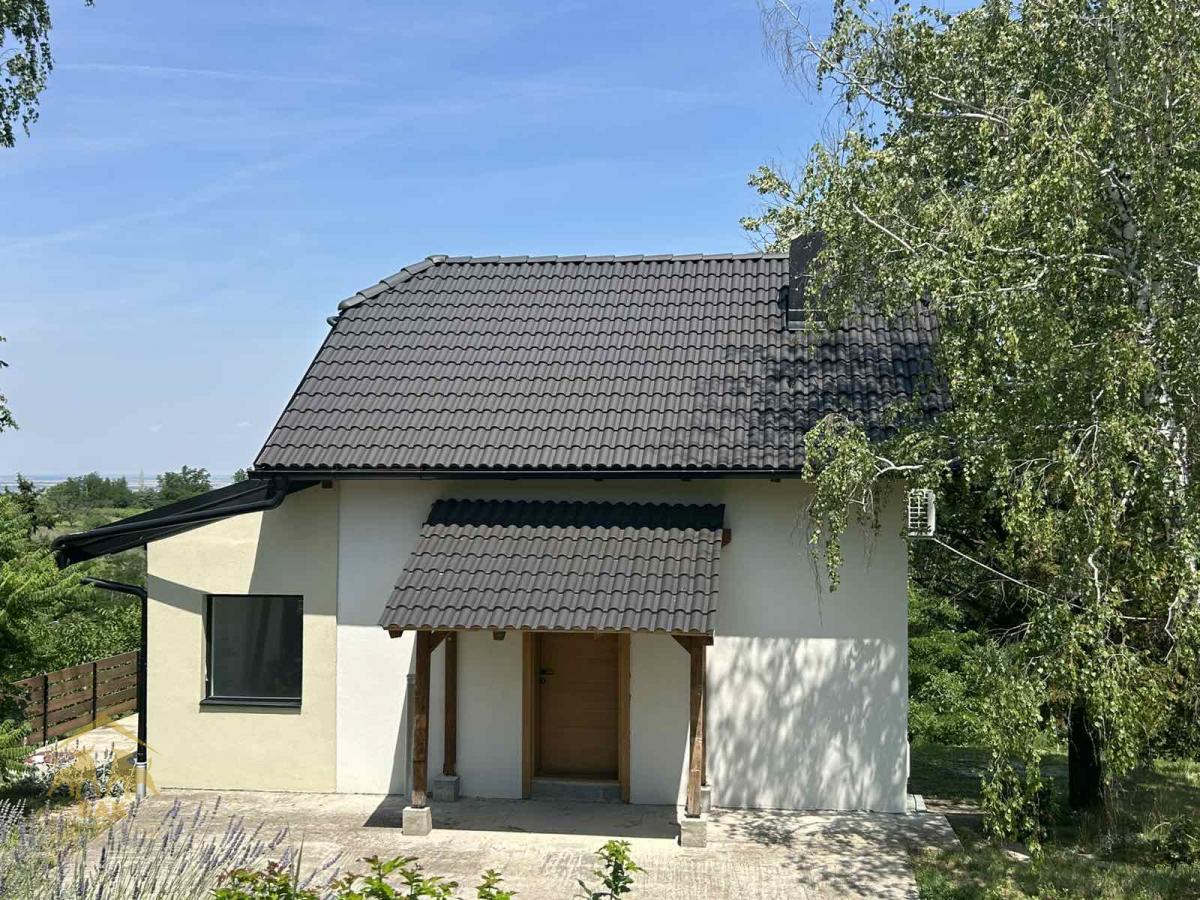 Oaza-Stila-i-Tisine-u-Srcu-Vinograda-–-Nova-Vikendica-u-Sremskim-Karlovcima-Sa-4100m²-Prirodnog-Raja-3 Oaza Stila i Tišine u Srcu Vinograda – Nova Vikendica u Sremskim Karlovcima, Sa 4100m² Prirodnog Raja