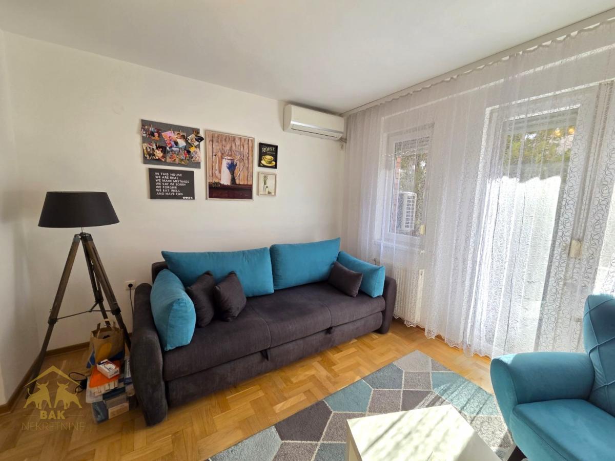 Odlican-dvoiposobnan-namesten-stan-sa-parkingom-na-Novoj-Detelinari-1 Odličan komforan dvosobnan namešten stan sa parkingom na Novoj Detelinari