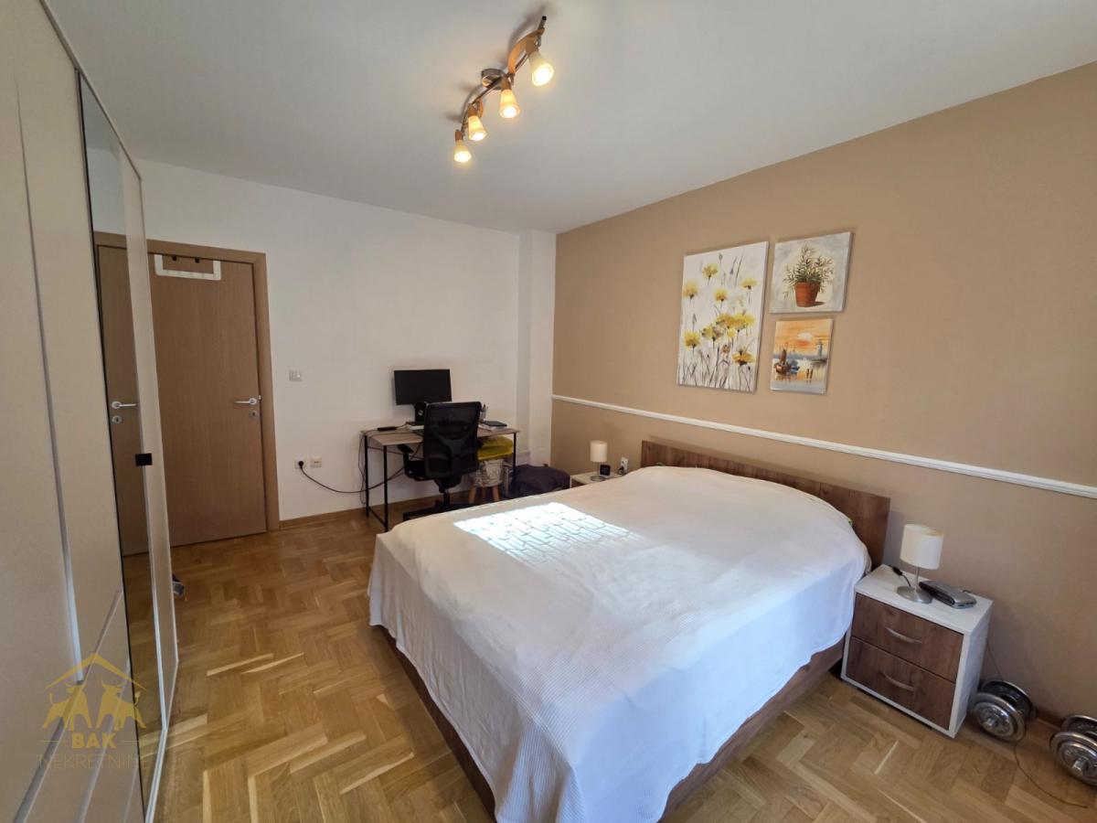 Odlican-dvoiposobnan-namesten-stan-sa-parkingom-na-Novoj-Detelinari-10 Odličan komforan dvosobnan namešten stan sa parkingom na Novoj Detelinari