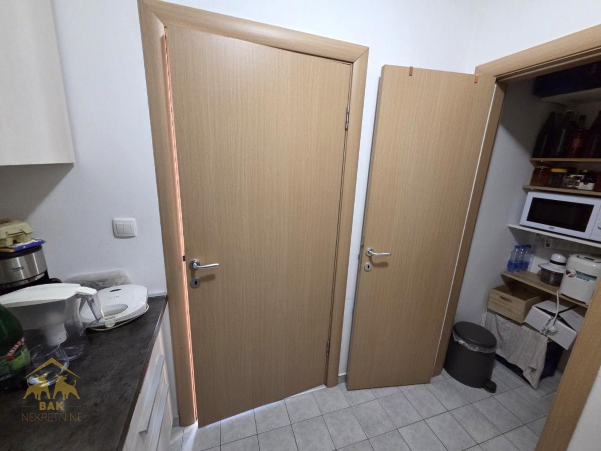 Odlican-dvoiposobnan-namesten-stan-sa-parkingom-na-Novoj-Detelinari-15 Odličan komforan dvosobnan namešten stan sa parkingom na Novoj Detelinari