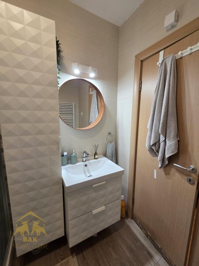 Odlican-dvoiposobnan-namesten-stan-sa-parkingom-na-Novoj-Detelinari-18 Odličan komforan dvosobnan namešten stan sa parkingom na Novoj Detelinari