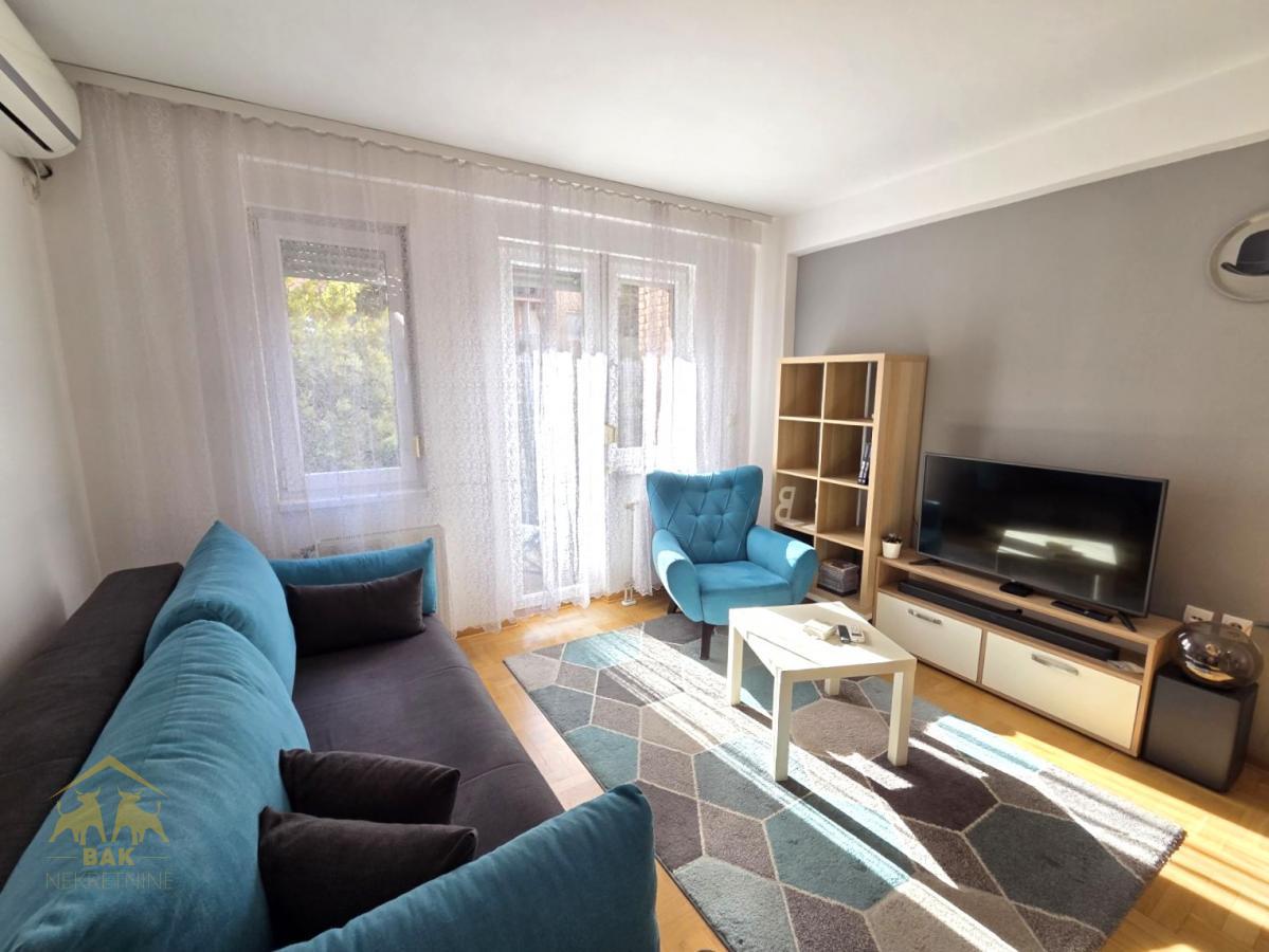 Odlican-dvoiposobnan-namesten-stan-sa-parkingom-na-Novoj-Detelinari-2 Odličan komforan dvosobnan namešten stan sa parkingom na Novoj Detelinari