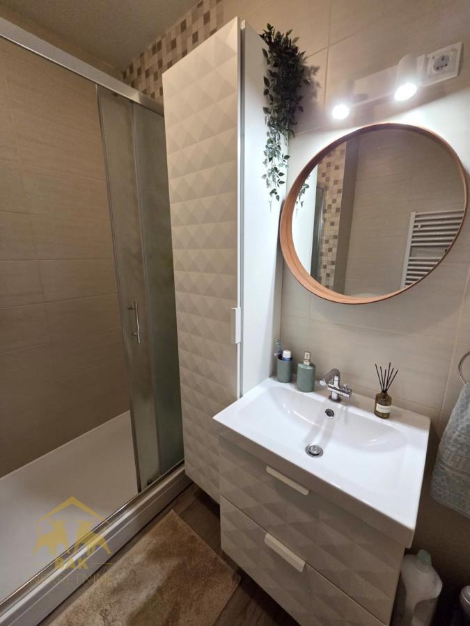 Odlican-dvoiposobnan-namesten-stan-sa-parkingom-na-Novoj-Detelinari-20 Odličan komforan dvosobnan namešten stan sa parkingom na Novoj Detelinari