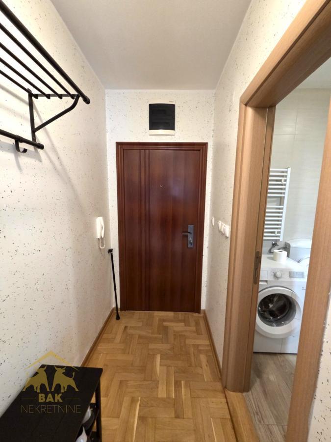Odlican-dvoiposobnan-namesten-stan-sa-parkingom-na-Novoj-Detelinari-25 Odličan komforan dvosobnan namešten stan sa parkingom na Novoj Detelinari
