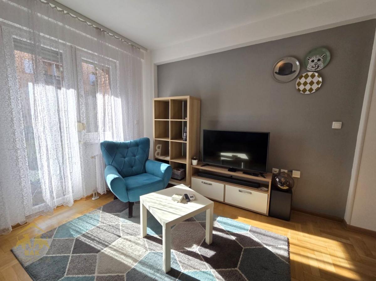 Odlican-dvoiposobnan-namesten-stan-sa-parkingom-na-Novoj-Detelinari-4 Odličan komforan dvosobnan namešten stan sa parkingom na Novoj Detelinari
