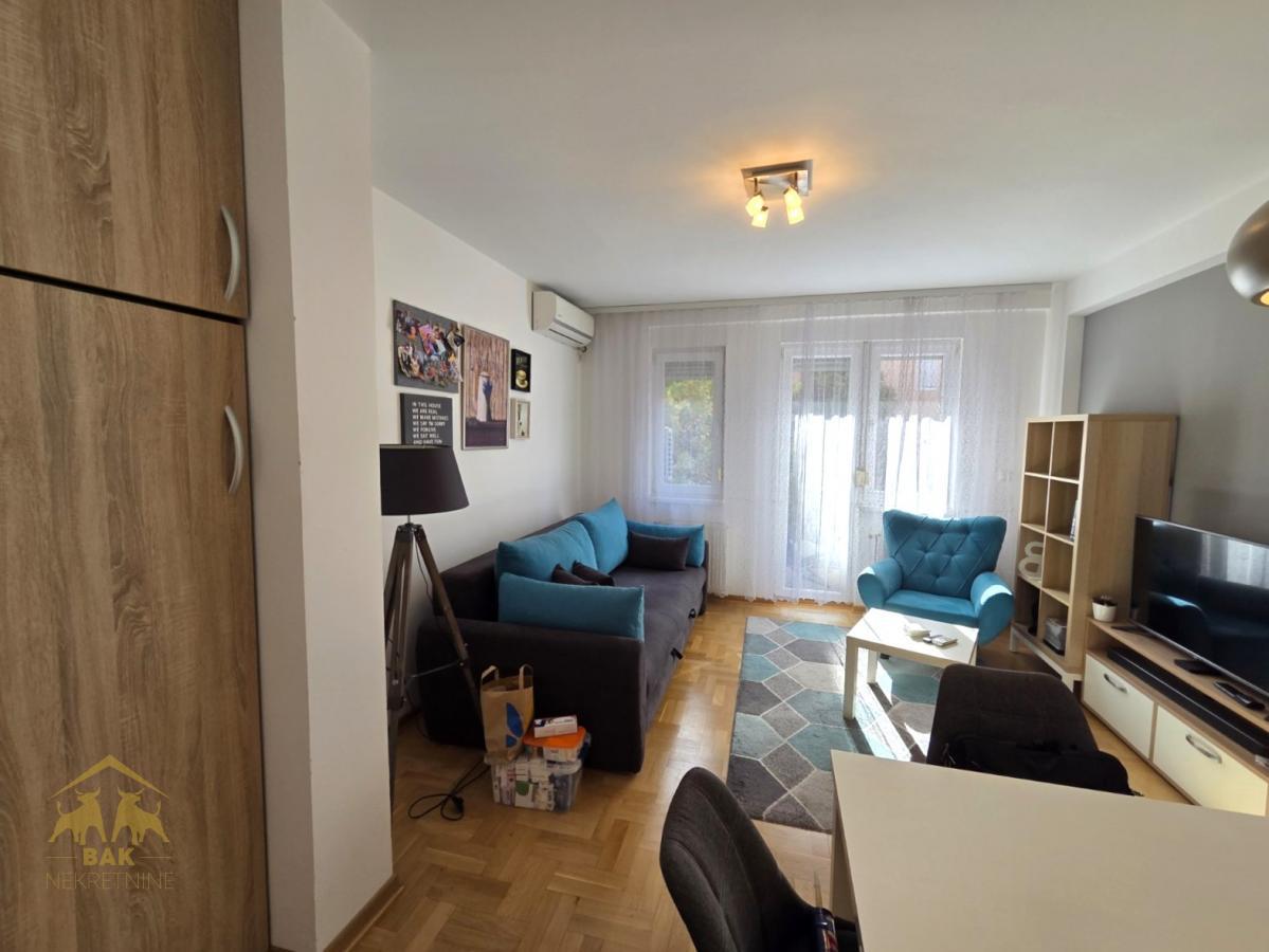 Odlican-dvoiposobnan-namesten-stan-sa-parkingom-na-Novoj-Detelinari-6 Odličan komforan dvosobnan namešten stan sa parkingom na Novoj Detelinari