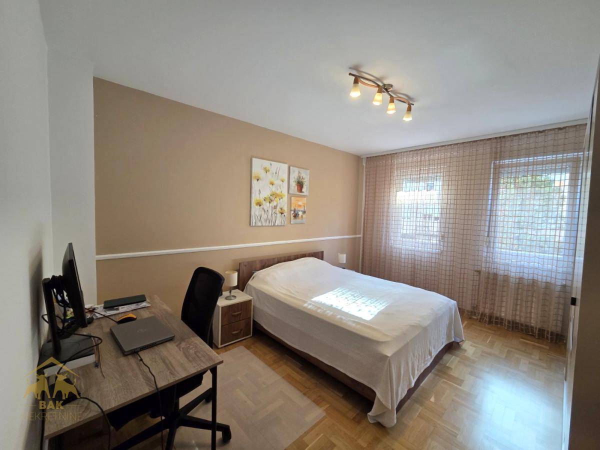 Odlican-dvoiposobnan-namesten-stan-sa-parkingom-na-Novoj-Detelinari-9 Odličan komforan dvosobnan namešten stan sa parkingom na Novoj Detelinari