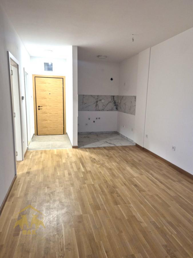 Odličan jednoiposoban stan u Square garden-u